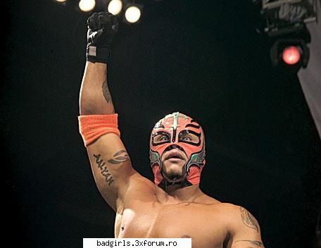 Poze si kteva cuvinte despre wrestleri din Smack Down - Name: Rey Mysterio Height: 5 foot 6 - Wrestling